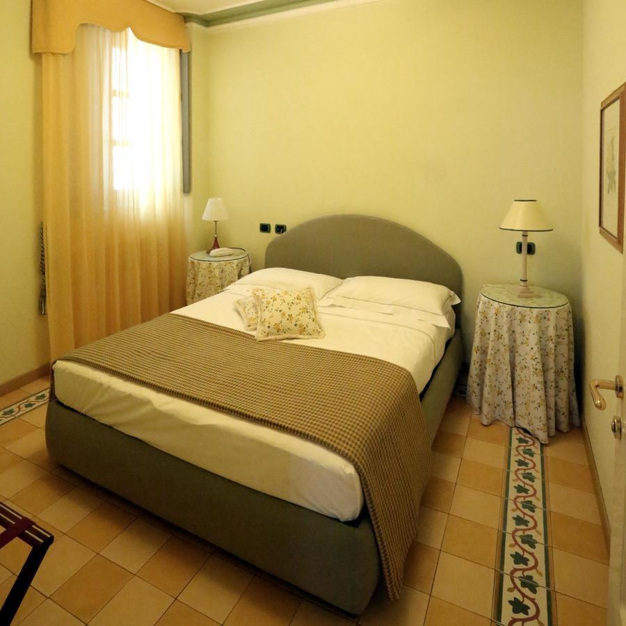 Albergo Castiglione Langhe Castiglione Tinella Exterior photo
